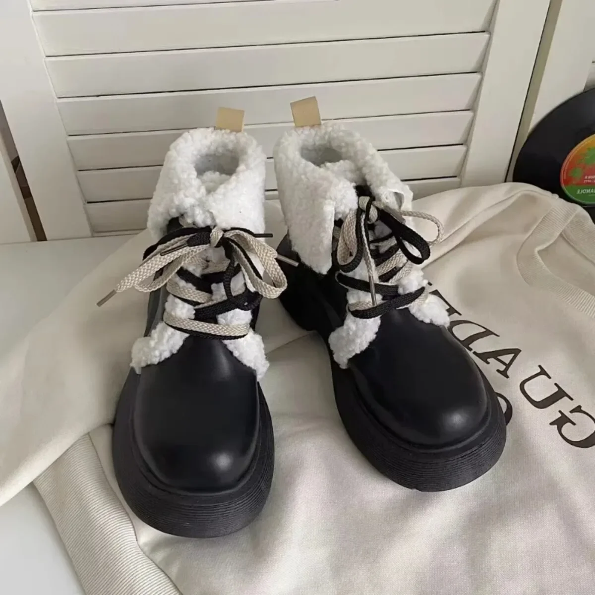Зимние женские короткие плюшевые ботильоны, модная женская обувь на платформе со шнуровкой и круглым носком, увеличивающая рост, повседневная утепленная обувь Изображение 1