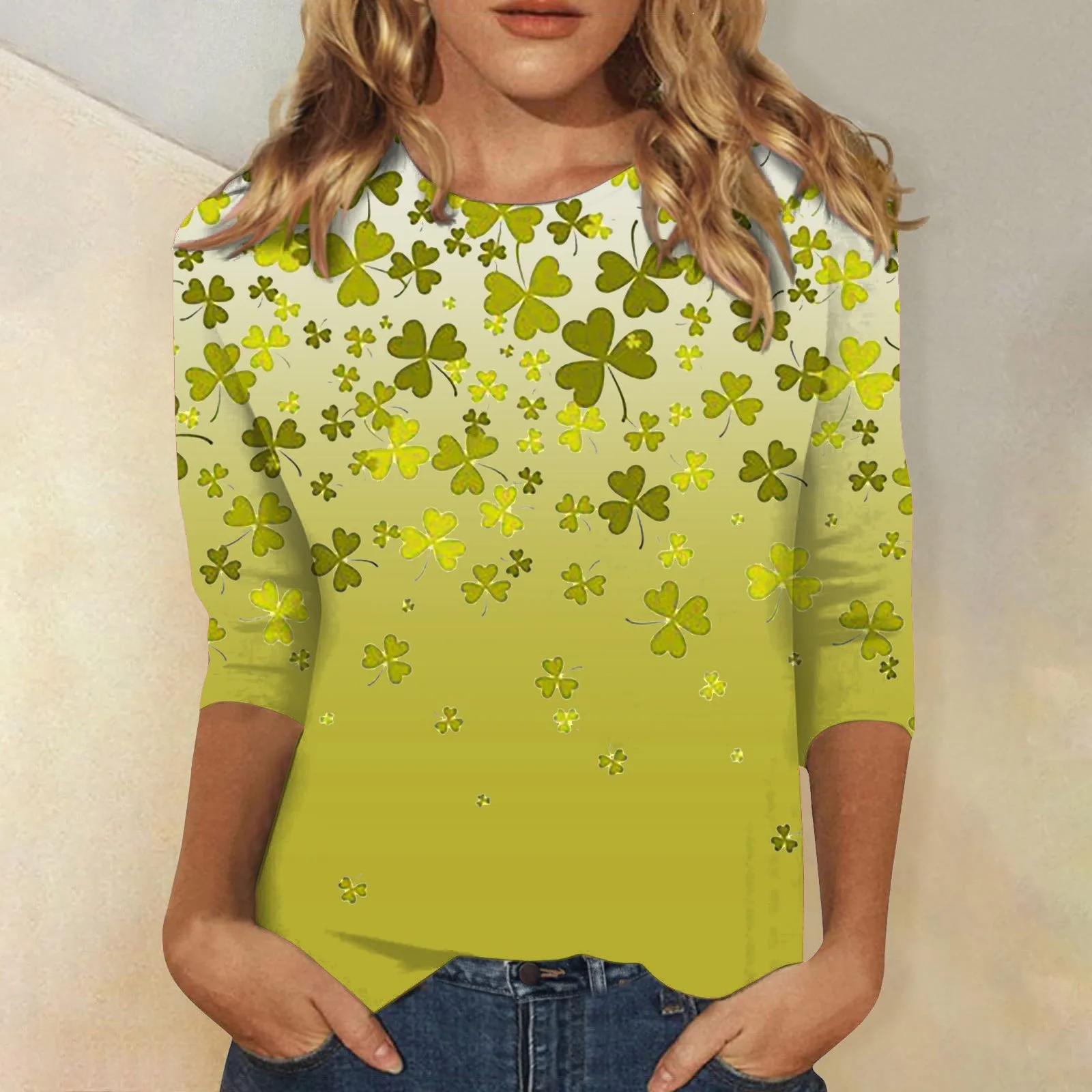 Женская футболка с круглым вырезом и градиентным зеленым принтом с рукавами до четверти дюйма. Изображение 3