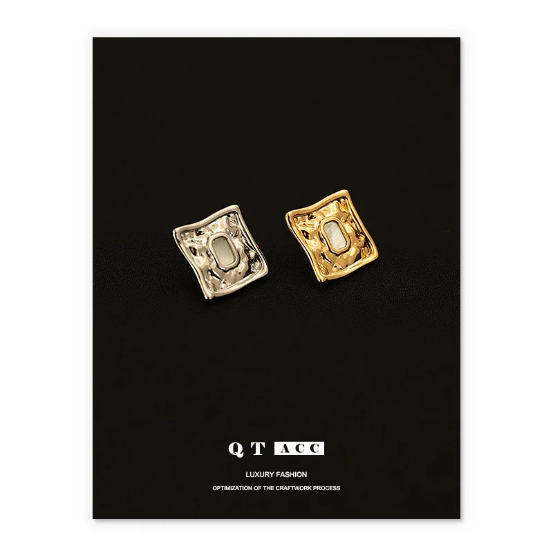 Покрытые латунью из настоящего золота 18 карат / натурального металла в виде ракушки, квадратные, плиссированные ветром, высококачественные осенне-зимние серьги для женщин Изображение 3