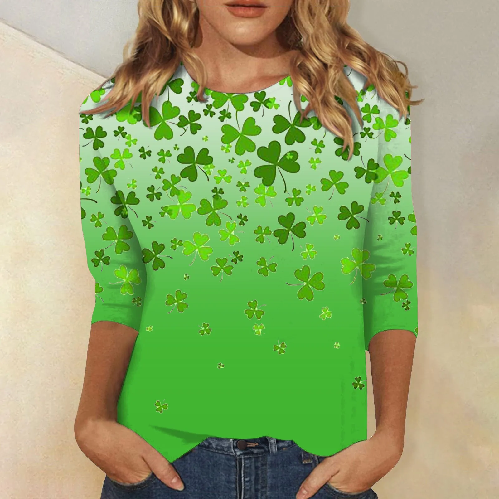 Женская футболка с круглым вырезом и градиентным зеленым принтом с рукавами до четверти дюйма. Изображение 4