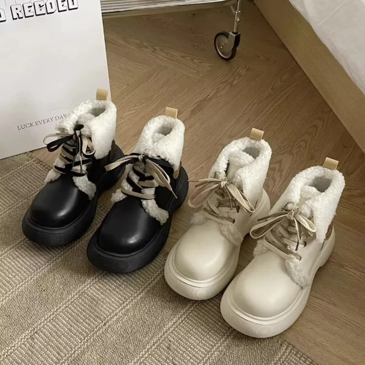 Зимние женские короткие плюшевые ботильоны, модная женская обувь на платформе со шнуровкой и круглым носком, увеличивающая рост, повседневная утепленная обувь Изображение 5