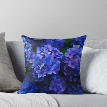 Фиолетовая подушка с цветками гортензии, роскошный декор, клетчатый диван